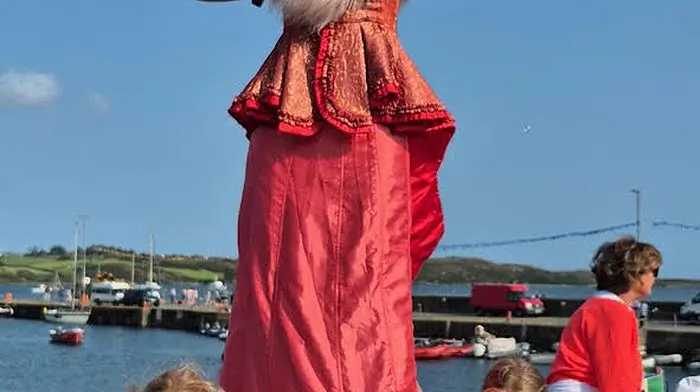 Evie McCarthy and Romy Cleary at the Schull Regatta were thrilled to meet  the world’s tallest lady.