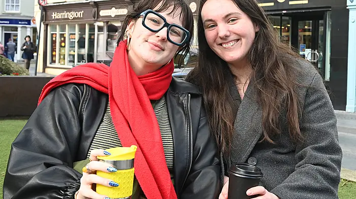 Friends Jessica O'Sullivan (left) and Meadhbh Hodnett, both from Rosscarbery, enjoying a catch-up in Clonakilty.  (Photo: Martin Walsh)