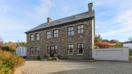 HOUSE OF THE WEEK: Large country retreat near Bantry for €495,000 Image