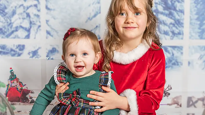 Noomi and Yuiia Stasiuk enjoying Christmas photos in Castletownbere.   (Photo: Anne Marie Cronin)