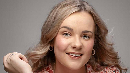 Rising country star Effie (23) gets love of music from her mother and father Image