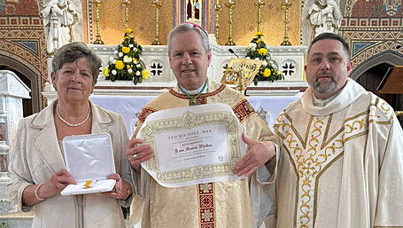 Papal medal for retiring church sacristan Maura in Barryroe Image