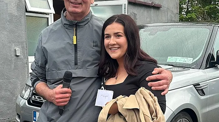 Michael Ryan (chairman, Ballinascarthy GAA) presenting the ‘Bal Ball’ winners cheque to Helena Ryan.