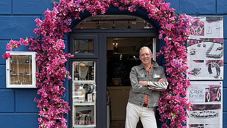 Big-hearted jeweller hailed as a gem for tracking down tourist Image