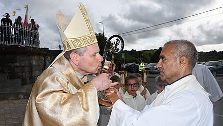 Crowds queue in Skibbereen to see saint's relics Image
