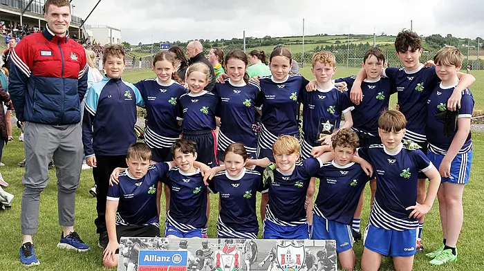Réidh ma nDoirí NS, runners up in Roinn 7, with Cork ace David Buckley. (Photo: Paddy Feen)