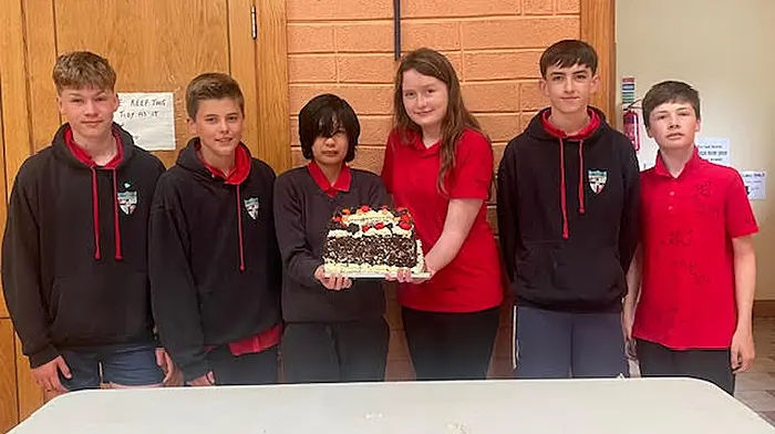 The sixth class from Carrigboy National School with their graduation cake.Tadhg O’Connor,  Zach McCarthy,  Savannah Viray, Grace O’Brien, Kevin Hickey and Charlie McCarthy.