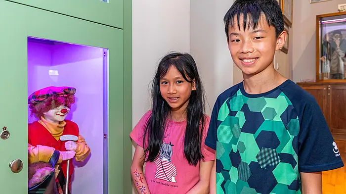 Enjoying the clowns exhibition in Dunmanway were Minh-Thu & Li Lai Galvin from Dunmanway. Picture: Andy Gibson.