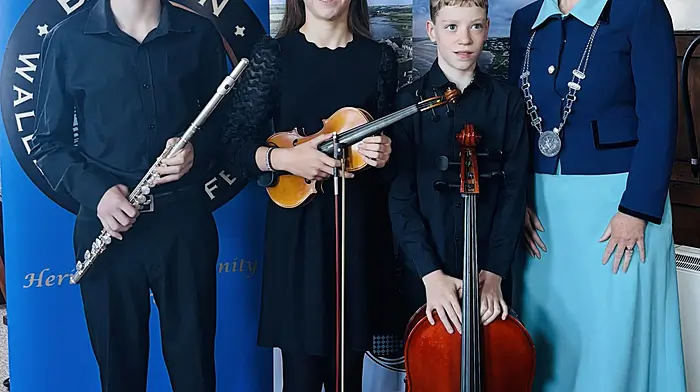 Daithi, Luisne and Óran Ó Draighneáin with Cllr Gillian Coughlan.