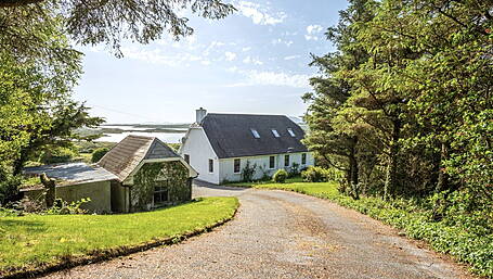 HOUSE OF THE WEEK: West Cork cottage with sauna, plunge pool & ocean views for €695k Image