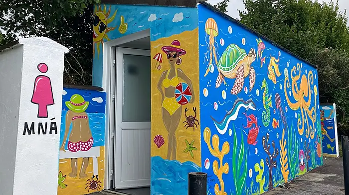 Talented sisters transform Trá Lahan beach with vibrant mural Image