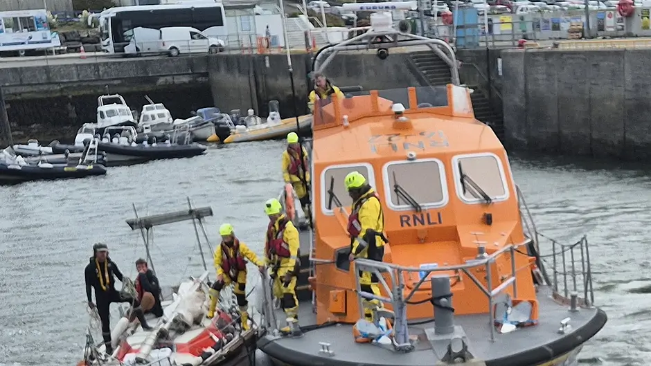 Baltimore lifeboat helps yacht grounded on rocks Image