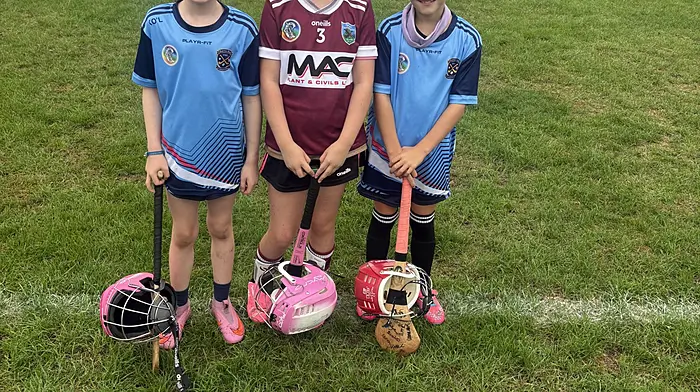 Three cousins Kate O’Leary (Barryroe), Pearl Desmond (Sliabh Rua) and Aisling McCarthy (Barryroe) met up at an U8 blitz in Blarney. The three girls’ grandfathers (Tony, Michael and Eamonn McCarthy) are all brothers from Barryroe.