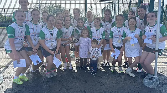 Ilen Rovers held the second Dano Driscoll memorial tournament this year and were delighted to come out on top. Thanks to Clann na nGael, Kilmacabea and Tadhg Mac Carthaigh for participating. Pictured here with Dano’s grandchildren (Mia and Daniel) were back: Ciara Cottrell, Ella Mae Jennings, Ella Coakley, Ella Keane, Rathnaid Whooley, Edie Reilly, Róisín McDermott, Orlaith Brennan and Abbie Broughan. Front: Emma Keohane, Hollie Harmon, Ina O’Driscoll, Eirinn O’Driscoll, Hannah Sheehy (captain), Emma O’Driscoll, Nell McCarthy, Méabh Collins, Mila Browne and Aoife Cadogan Pyburn.