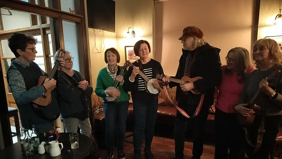 Bob Geldof pulls a few strings to join ukelele session in Skibbereen Image