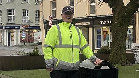 Council worker braves ‘bin juice’ to recover ring linked to woman's late sister Image