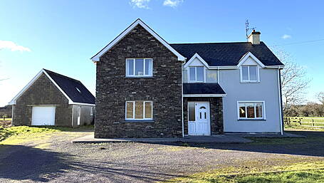 HOUSE OF THE WEEK: Rural retreat boasts five bedrooms and detached garage Image