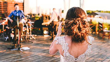 WEDDINGS WEST CORK: Choosing the right wedding band Image