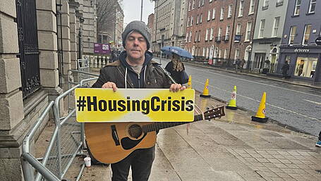 Bandon bard Martin winds up his Dáil demo after 200 weeks Image