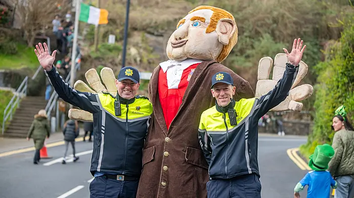 REPRO FREEGarda Sgts Kevin Heffernan and Jim O’Donoghue posing with the Kinsale Giant at the annual Kinsale St Patrick Day parade.Picture. John Allen