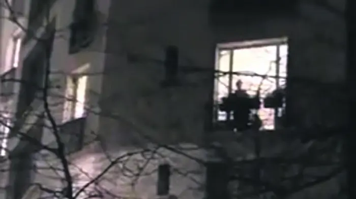 Oh la la! De banks are being sung on the banks of the Seine in lockdown Paris Image