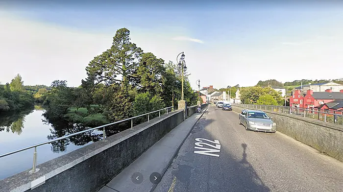 Eir and Airtricity in firing line over lights and potholes on town bridge Image