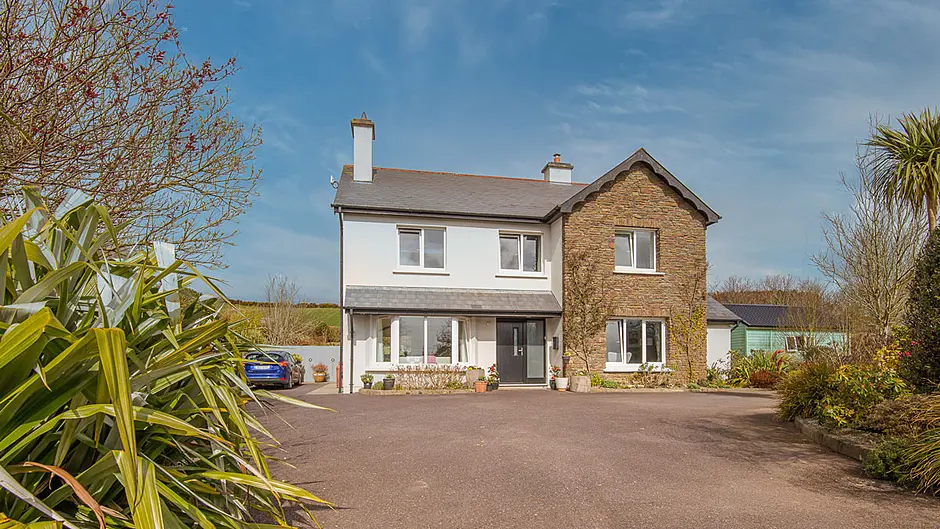 This is a prime property in terms of its location, superb condition and stylish design.