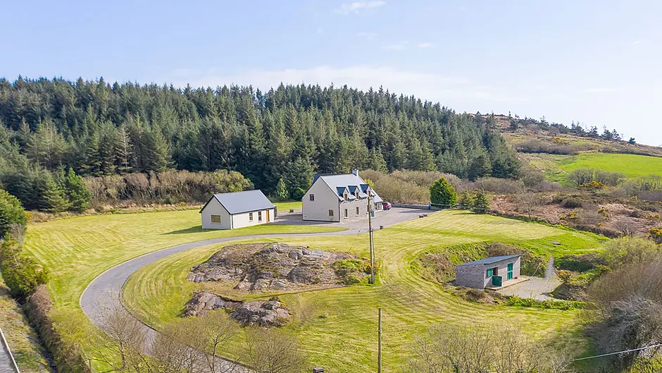 Space, space and more space on offer at stylish Galewood House near 
Ballydehob village.