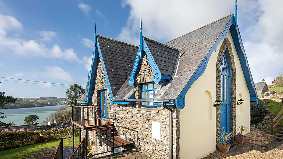The house finishes, such as exposed brick, timber windows and natural slate, sit in perfect harmony with its coastal surroundings.