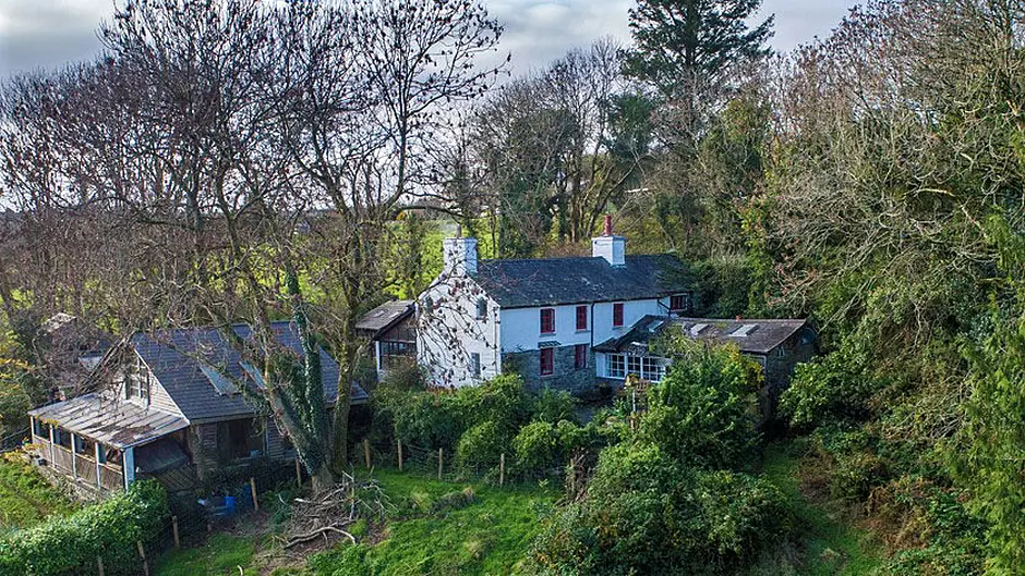 This is a real lifestyle 
property with so much 
potential, both inside and out, with inside features including a Rayburn cooker and Belfast sink, and
a polytunnel outside.