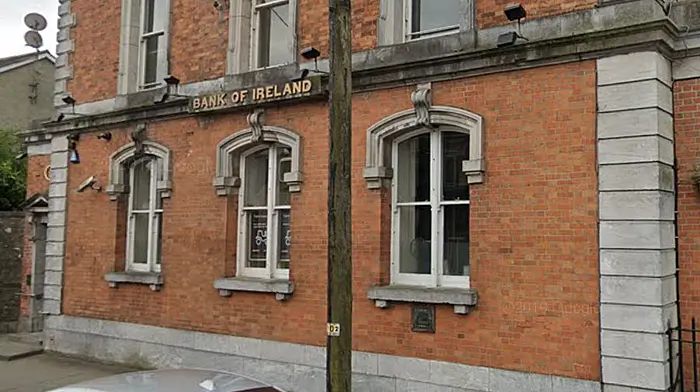 Bank staff handed out cash to thief without ID check Image