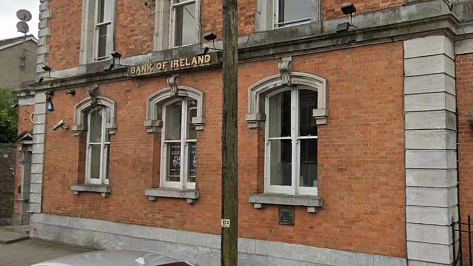 Bank staff handed out cash to thief without ID check Image