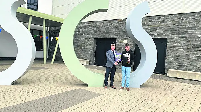 Kevin O’Donoghue receiving his results from 
Skibbereen Community School principal Anton 
O’Mahony.