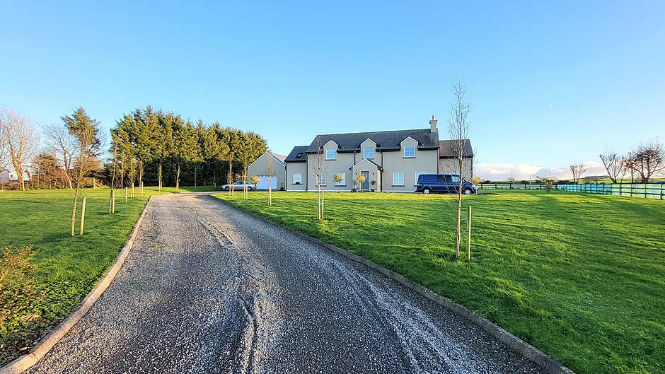 This is a contemporary home in a location that 
typically commands some of the highest prices in Cork, indeed in the whole country.
