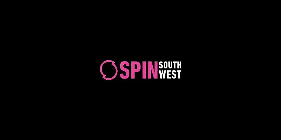 Irish Journalist Gets The Gigg...