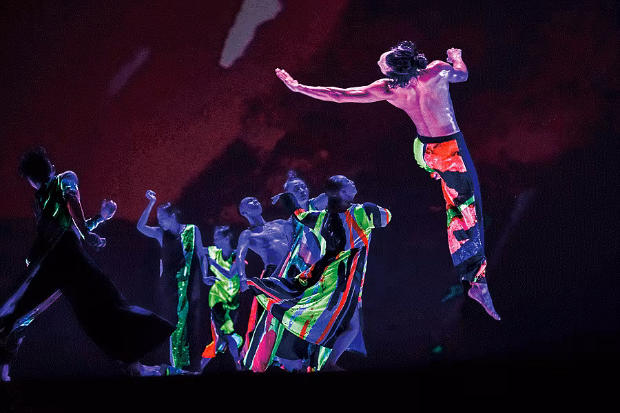 Festivals---LEAD-IMAGE_DDF2024_13-Tongues-performed-by-Cloud-Gate-Dance-Theatre-of-Taiwan.-Photo-by-LIU-Chen-hsiang