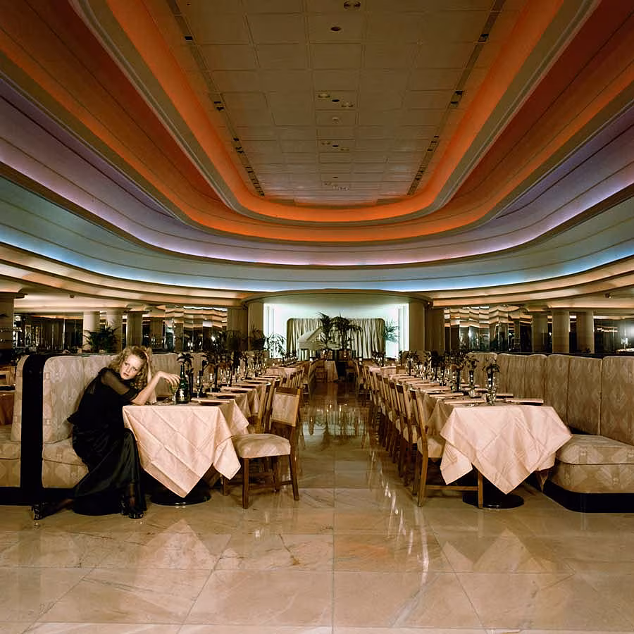 Twiggy-in-Biba-rainbow-room,-1971-©Justin-De-Villeneuve_Iconic-Images