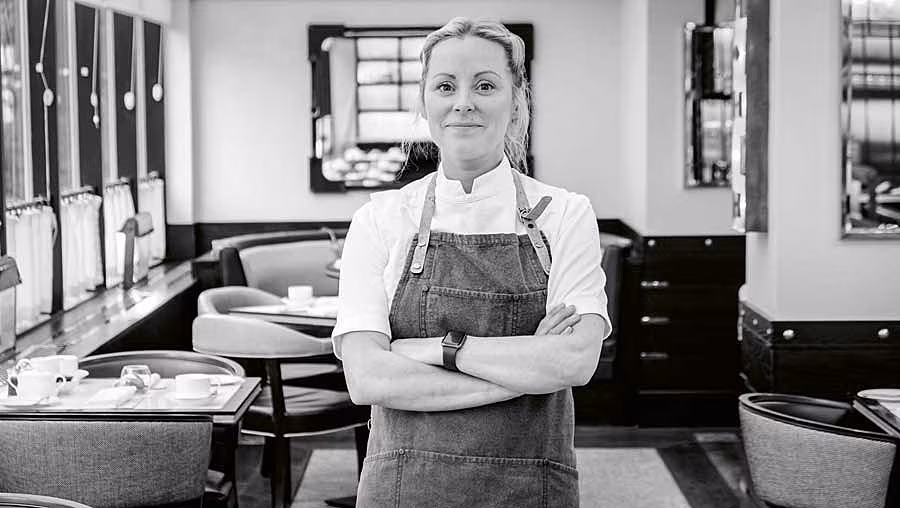 Anna---restaurant---XT301308_