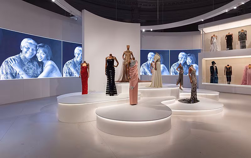 NAOMI-In-Fashion-at-the-V&A,-Supported-by-BOSS-(c)-Victoria-and-and-Albert-Museum,-London-(3)