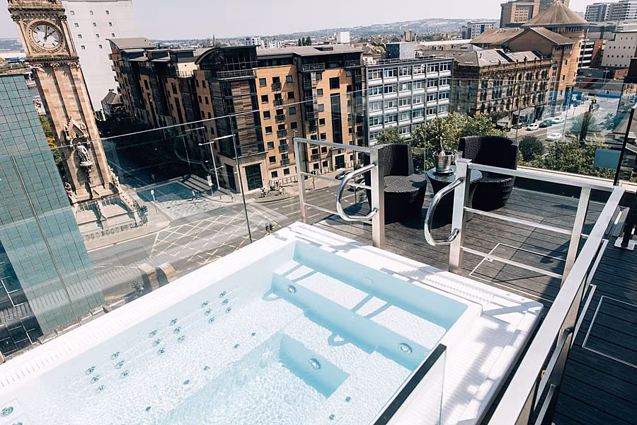Hot---Merchant-Hotel---Roof-Top-hot-tub