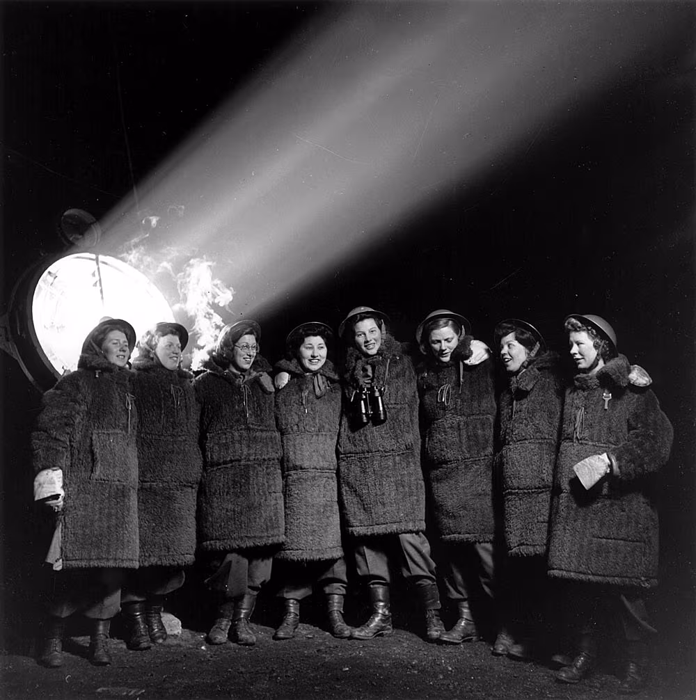 Copyright_LeeMillerArchives_Auxilliary_Territorial_Service_Searchlight_Operators_North_London_England_1943-HR