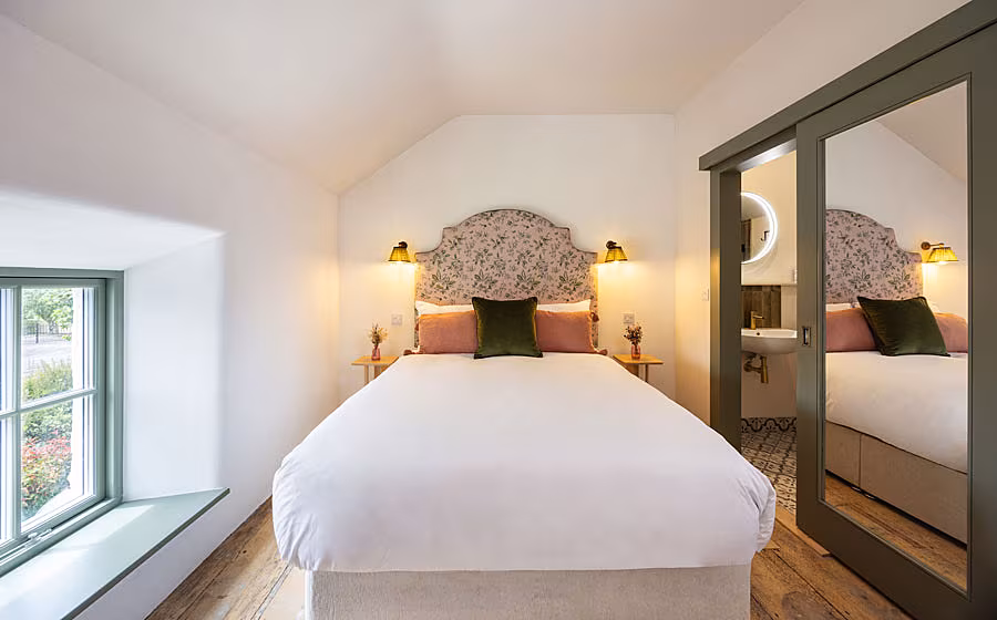 Hotel---barnabarwon-Credit_-Kirsty-Lyons---The-Lough-Curra-guest-room-in-the-newly-opened-Barnahown---a-luxurious-low-impact-guesthouse-in-Mitchelstown,-Co.-Cork