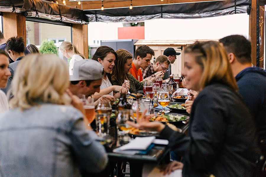 Culture---taste-of-kildare-Young-ppl-al-fresco-dining