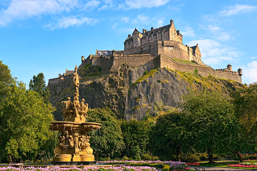 Edinburgh-Castle,-from-Princes-St-Gardens