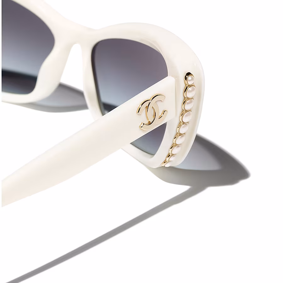 Pearl---CHANEL-CAT-EYE-WITH-PEARLS