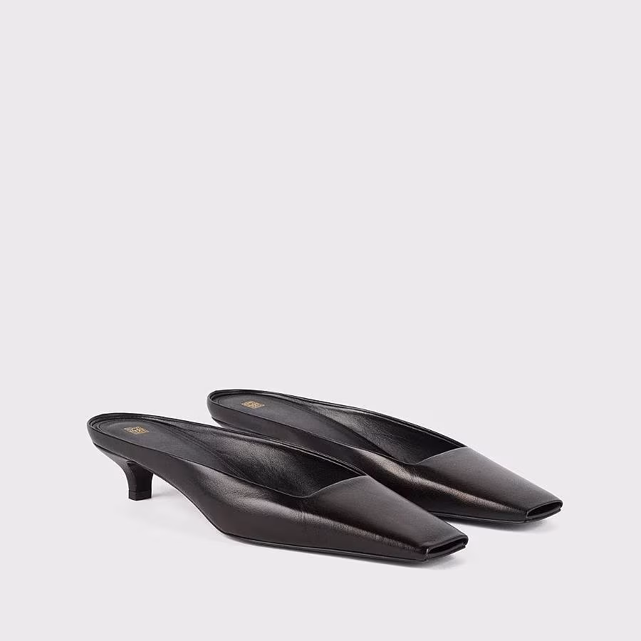 The-Gloss-Magazine-black-mules-trend-4
