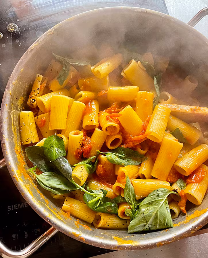 Homemade-tomato-sauce-pasta