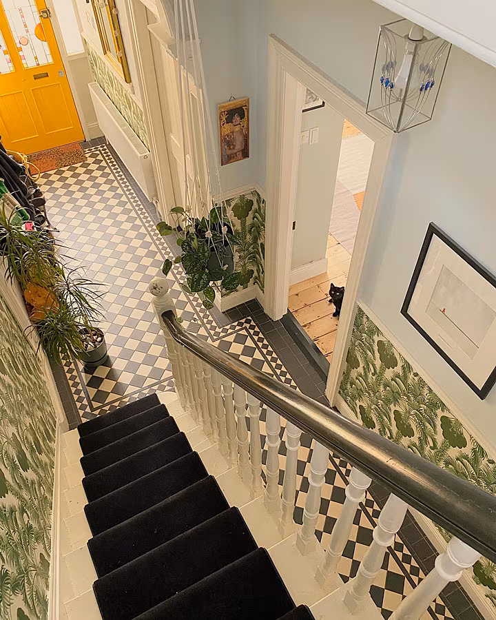 V---Hallway-with-Dot