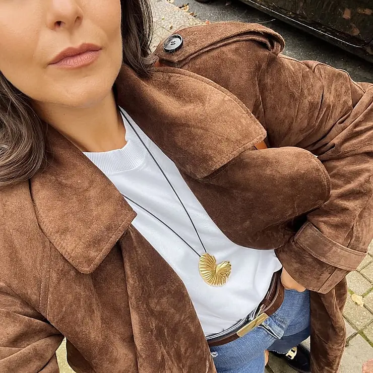 Instagram @hollyannascarsella
