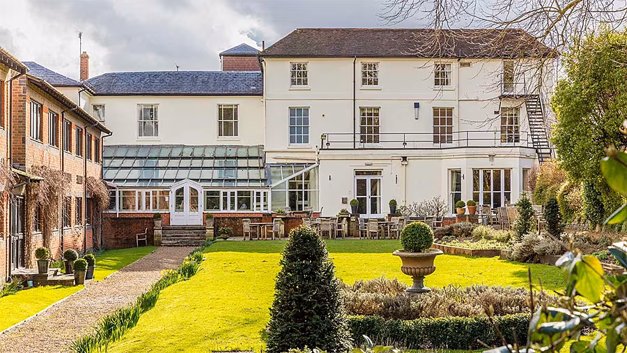 Winchester-Hotel--secret-garden